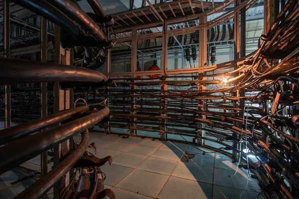 Kablo merkezindeki kablo tepsilerinde çok kablo var..