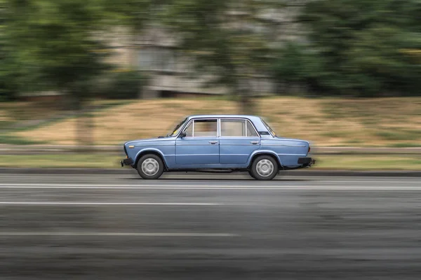 Kompaktowy Niebieski Samochód Sedan Vaz 2101 Zhiguli Jest Ruchu Rozmyciem — Zdjęcie stockowe