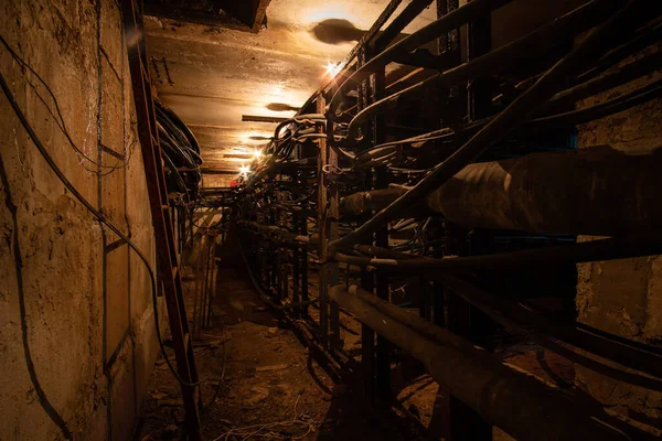 Stary Opuszczony Podziemny Tunel Ciemnego Betonu Kablami Oświetlony Lampami Żarowymi — Zdjęcie stockowe