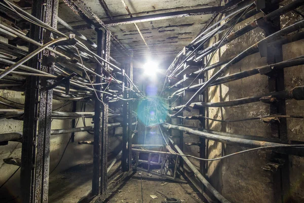 Старый Заброшенный Подземный Туннель Кабелями — стоковое фото