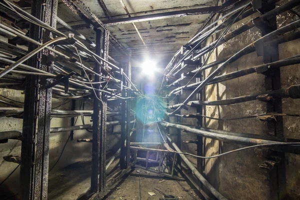 Alter Verlassener Dunkler Betontunnel Mit Kabeln — Stockfoto