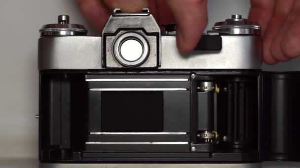 古いフィルムカメラの壊れたシャッターの作業 スローモーション — ストック動画