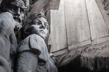 KIEV, UKRAINE - Haziran 2020: Ukrayna 'nın Kiev kentindeki Cephe Kahramanları ve Arkadaki Kahramanlar Galerisi' nde bir kadının yüzüne yakın çekim.