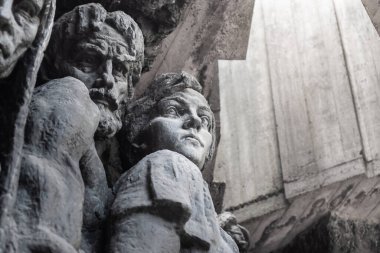 KIEV, UKRAINE - Haziran 2020: Ukrayna 'nın Kiev kentindeki Cephe Kahramanları ve Arkadaki Kahramanlar Galerisi' nde bir kadının yüzüne yakın çekim.
