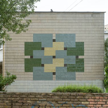 Obolon mahallesinin 11. küçük bölgesinde 1970 'lerin anaokulunun yan duvarında seramik kaplı fayans duvar resmi. Obolonskyi ilçesi, Kyiv, Ukrayna, 26 Temmuz 2025.