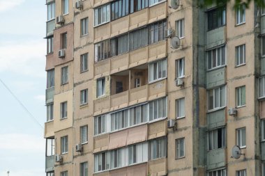 İki kapalı balkonu, uydu anteni ve kliması olan 1990 'ların prefabrik yüksek binası. Kyiv, Ukrayna, 6 Ağustos 2025.