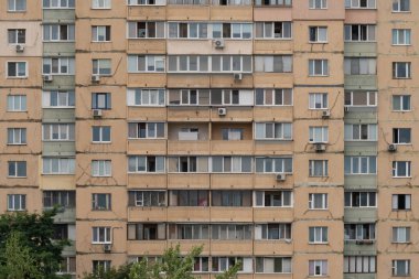Balkonları ve bej dış duvarları olan prefabrik bir apartmanın tam görüntüsü. Kyiv, Ukrayna, 6 Ağustos 2025.