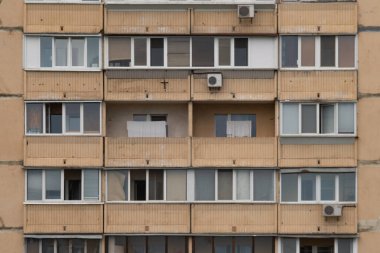 Tipik balkon panelleri ve pencereye monte edilmiş klima üniteleri olan yüksek binaların ön cephesi. Kyiv, Ukrayna, 6 Ağustos 2025.