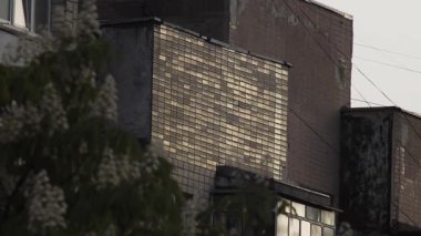 Akşam güneşinin yansımaları bir konut binasının fayanslı cephesine yansıyor. Zaman Uygulaması.