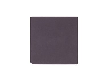 Küçük dikdörtgen mor bir işlemci mikroçipi izole edilir. Metin için boş alan.