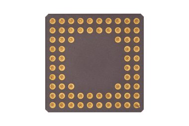 Kenarları çok sayıda altın temaslara sahip kare mor bir işlemci mikroçipi izole edilmiştir. Metin için boş alan.