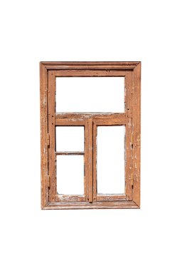 Dört kuşaklı eski kahverengi ahşap pencere iskeleti izole edilmiştir..