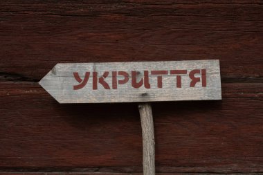 Tahta ok işareti ve Ukraynaca kelime Shelter 