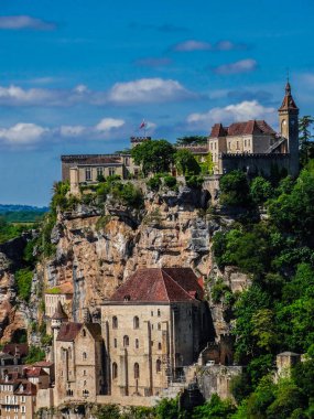 Rocamadour ortaçağ köyü Fransa mavi gökyüzü ve bazı bulutlar ile