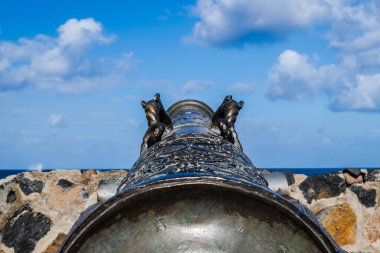 Eski top denize Puerto de la Cruz limanından işaret eden mavi gökyüzü arka plan ile Tenerife, Kanarya Adaları, İspanya