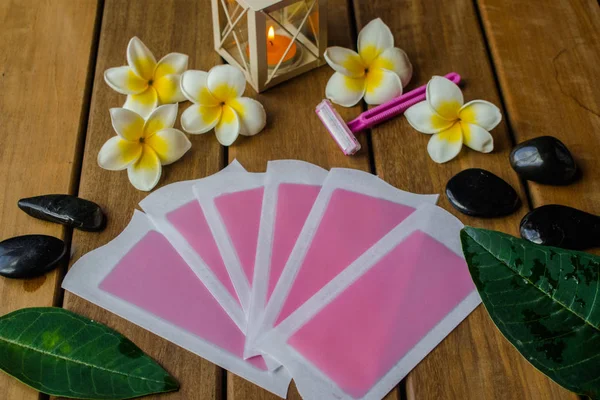 Rosa Cold Vax Strips Med Rosa Rakblad Träytan Med Plumeria — Stockfoto