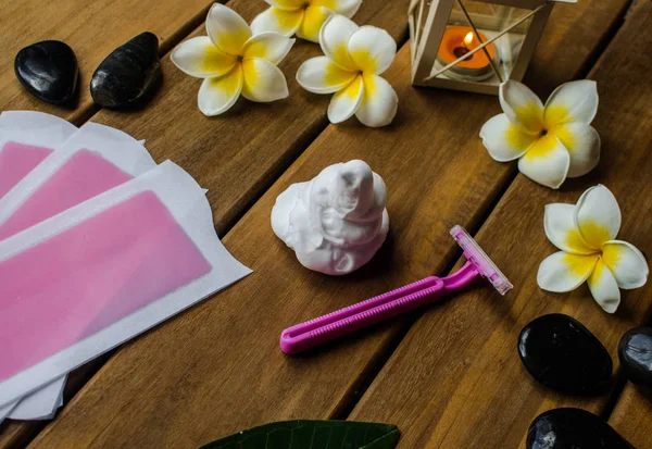 Rosa Cold Vax Strips Med Rosa Rakblad Träytan Med Plumeria — Stockfoto