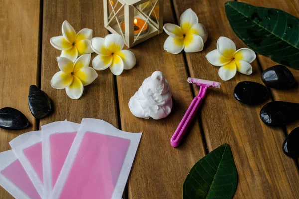 Rosa Cold Vax Strips Med Rosa Rakblad Träytan Med Plumeria — Stockfoto