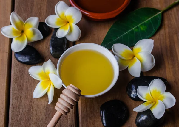 Oljemassage Med Trä Honung Sked Träytan Med Plumeria Blommor Och — Stockfoto