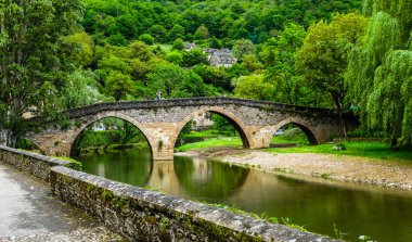 Belcastel Ortaçağ köprü Aveyron Nehri Aveyron, Fransa