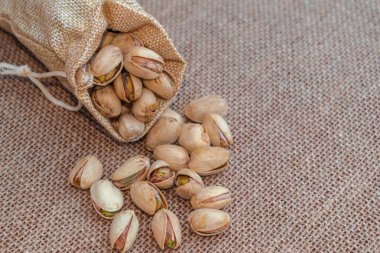 Antep fıstığı (menengiç vera) çuval, çuval yüzeyi içinde