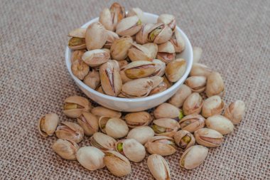 Antep fıstığı (menengiç vera) çuval yüzeyi beyaz kase