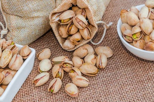 Pistazien Pistacia Vera Weißen Schalen Und Säcken Auf Sackoberfläche — Stockfoto