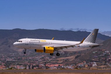 Los Rodeos, Tenerife / Kanarya Adaları; 24 Temmuz 2020: Vueling Airbus A320-271N, iniş, La Laguna şehir havaalanı