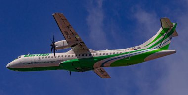 Los Rodeos, Tenerife / Kanarya Adaları; 24 Temmuz 2020: Binter ATR-72-600, La Laguna şehir havaalanında mavi gökyüzü arka planıyla uçuyor