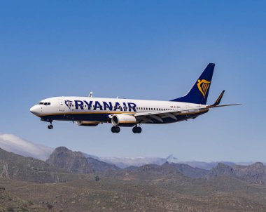 Los Rodeos, Tenerife / Kanarya Adaları; 24 Temmuz 2020: Ryanair Boeing 737-8AS, iniş, La Laguna şehir havaalanı