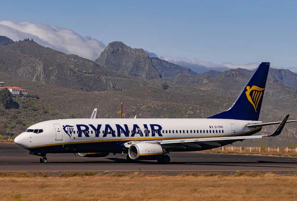 Los Rodeos, Tenerife / Kanarya Adaları; 24 Temmuz 2020: Ryanair Boeing 737-8AS, kalkışa hazır, La Laguna şehir havaalanında
