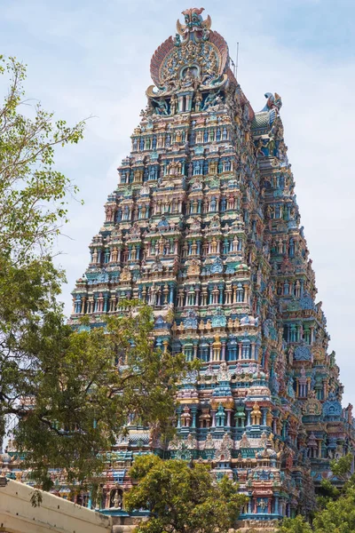 Gopuram またはインド タミル ナードゥ州のマドゥライの中心に エーカーをカバーする複雑なシュリー ミーナークシー ヒンドゥー寺院へのゲートウェイ のメインの入り口は聖地で のピラミッドの一番高い塔があります — ストック写真