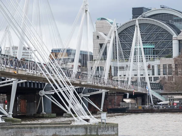 Oorspronkelijke Hungerford Brug Theems South Bank Met Verkoling Cross Treinstation — Stockfoto