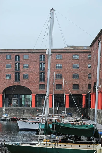 Scène Bij Gerestaureerde Victoriaanse Royal Albert Dock Liverpool Verenigd Koninkrijk — Stockfoto