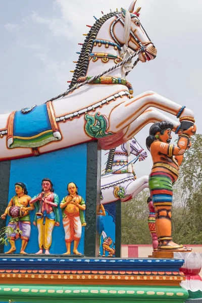 シヴァガンガ地区のタミル ナードゥ村の端にある彫刻は 悪を防ぐために設計されています 彼らは南インドの州全体で一般的であり 神アヤナールに敬意を表して馬を飼育する前に恐ろしい保護者を描いています — ストック写真