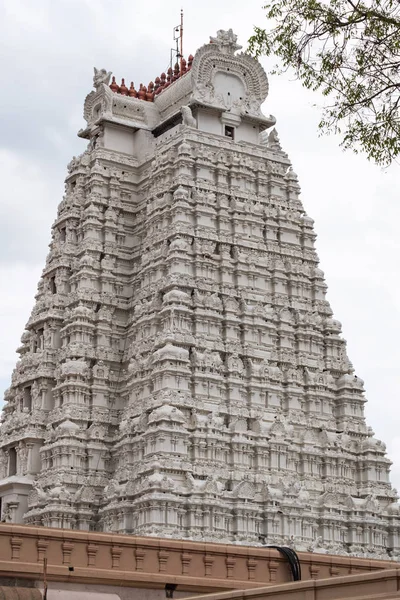 インドのタミル ナードゥ州トリシーにあるスリ ランガナタ スワミー コンプレックスの中で 純粋さを象徴するベライ ゴプラムとして知られる白いゴプラム ゲートウェイ 寺院の敷地には21の塔があり 他のすべてが明るく描かれています — ストック写真