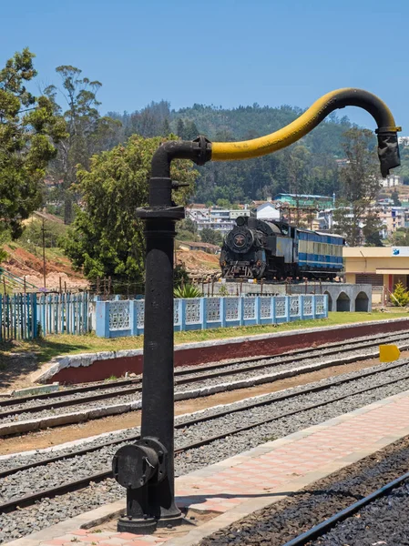 Przestarzały Pociąg Parowy Pompa Wodna Dworcu Kolejowym Udagamandalam Znany Również — Zdjęcie stockowe