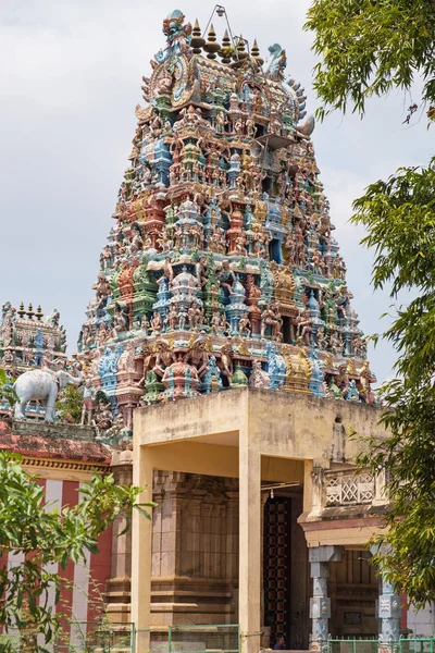 インドのタミル ナードゥ州チェッティナード地区の8世紀のスリ デシカナタール ヒンドゥー教寺院への入り口 ゴプラム — ストック写真