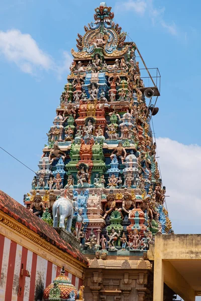 インドのタミル ナードゥ州チェッティナード地区の8世紀のスリ デシカナタール ヒンドゥー教寺院への入り口 ゴプラム ストック画像