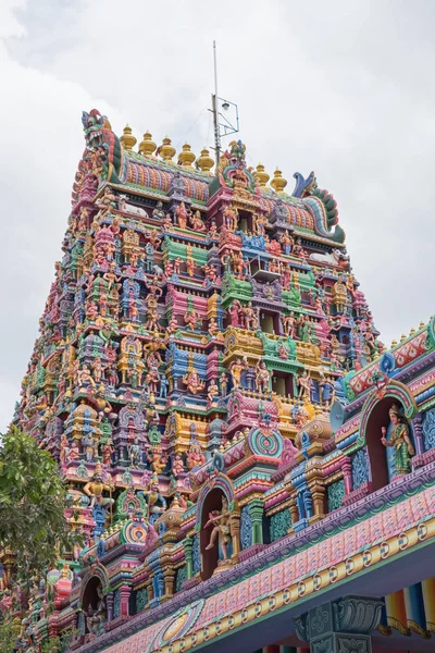 インドのタミル ナードゥ州のピライヤルパティにあるカルパガ ヴィンヤガル寺院の正面にある入り口の塔 寺院内のヒンドゥ教の神ガネシュへの岩の切断神社は5世紀にまで遡ります ロイヤリティフリーのストック画像