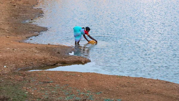 Kanadukathan India Maart 2018 Ongeïdentificeerde Vrouw Verzamelt Water Uit Tank — Stockfoto