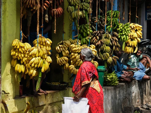 Madurai India March 2018 Prospective Customer Examines Varieties Bananas Sale — Stock Photo, Image