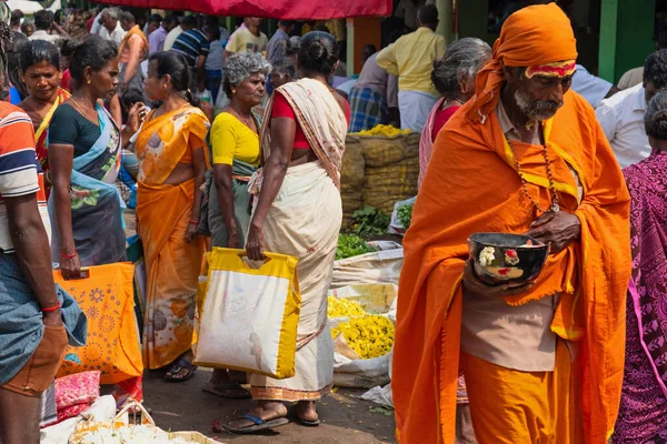 Maduraj Indie Marca 2018 Niezidentyfikowany Hinduski Święty Człowiek Przemierzający Zatłoczony — Zdjęcie stockowe