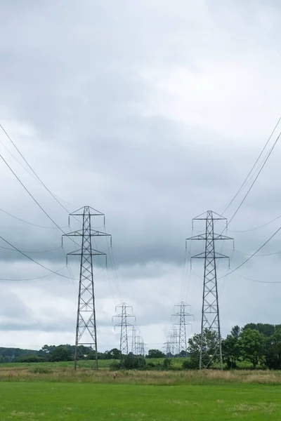 Piloni Elettrici Che Serpeggiano Nella Campagna Inglese Meridionale — Foto Stock