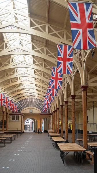 2020年7月2日 イギリスと北アイルランドの国旗の列で飾られたビクトリア朝の旗市場 — ストック写真