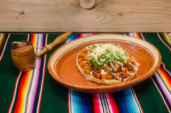 Sopa Mexicana Tradicional Con Chorizo Servido Plato Barro —  Fotos de Stock