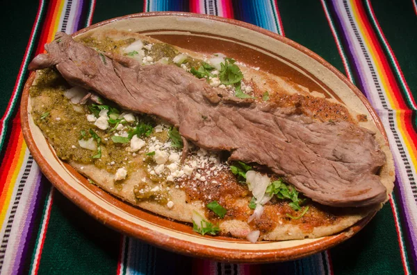 Antrojito Típico Mexicano Servido Plato Barro — Foto de Stock