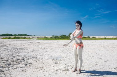 Genç Bayan kendini doğal kil Rio Lagartos, Yucatan, Meksika uygulama