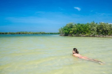 Güzel kadın Rio Lagartos, Yucatan sularda dinlenme