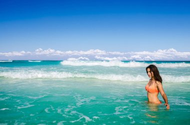 Bikinili genç bayan bir Amerikan tropikal okyanusta bırakın